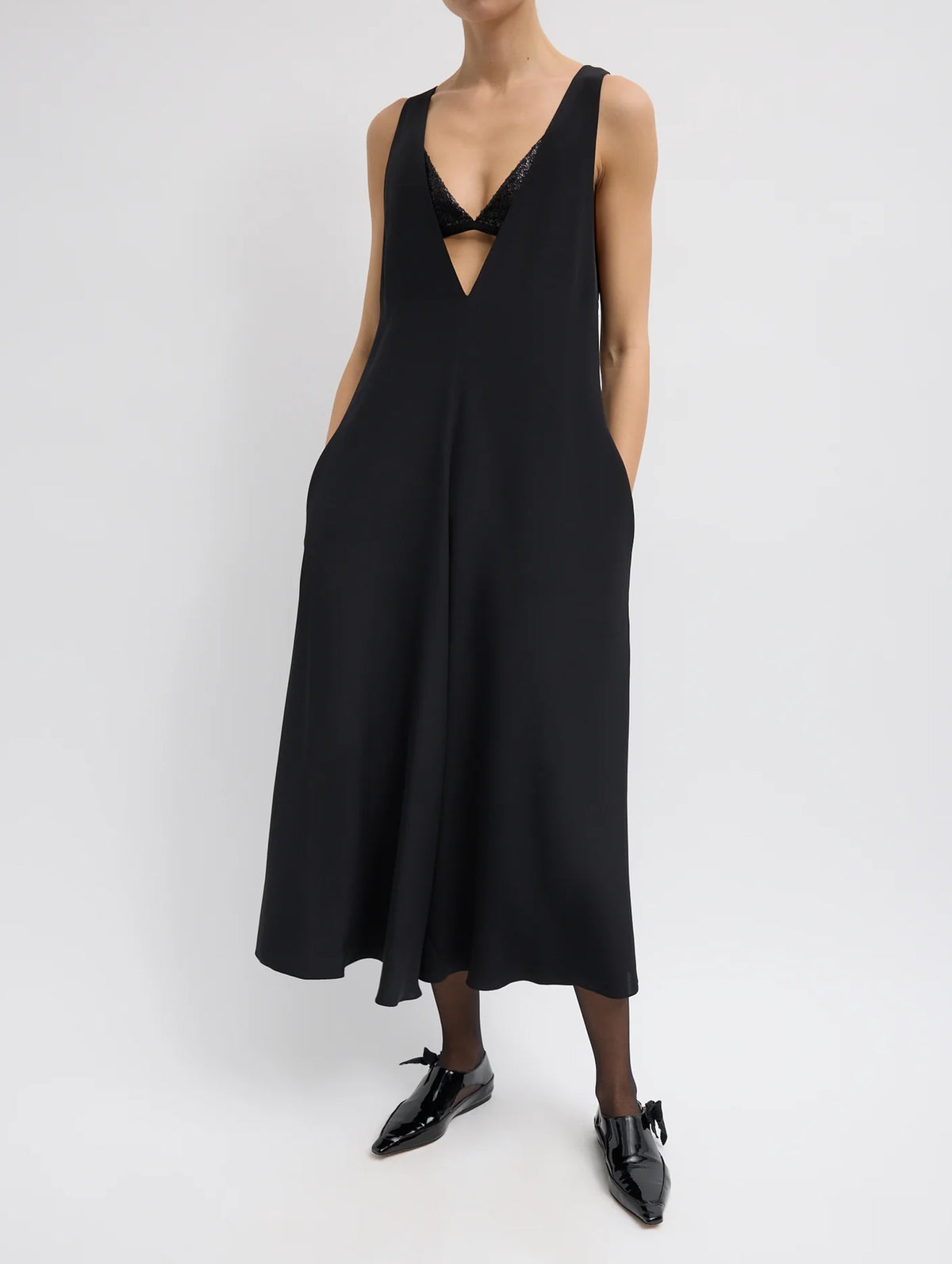 4 Ply Silk V-Neck Dress With Bra in Black