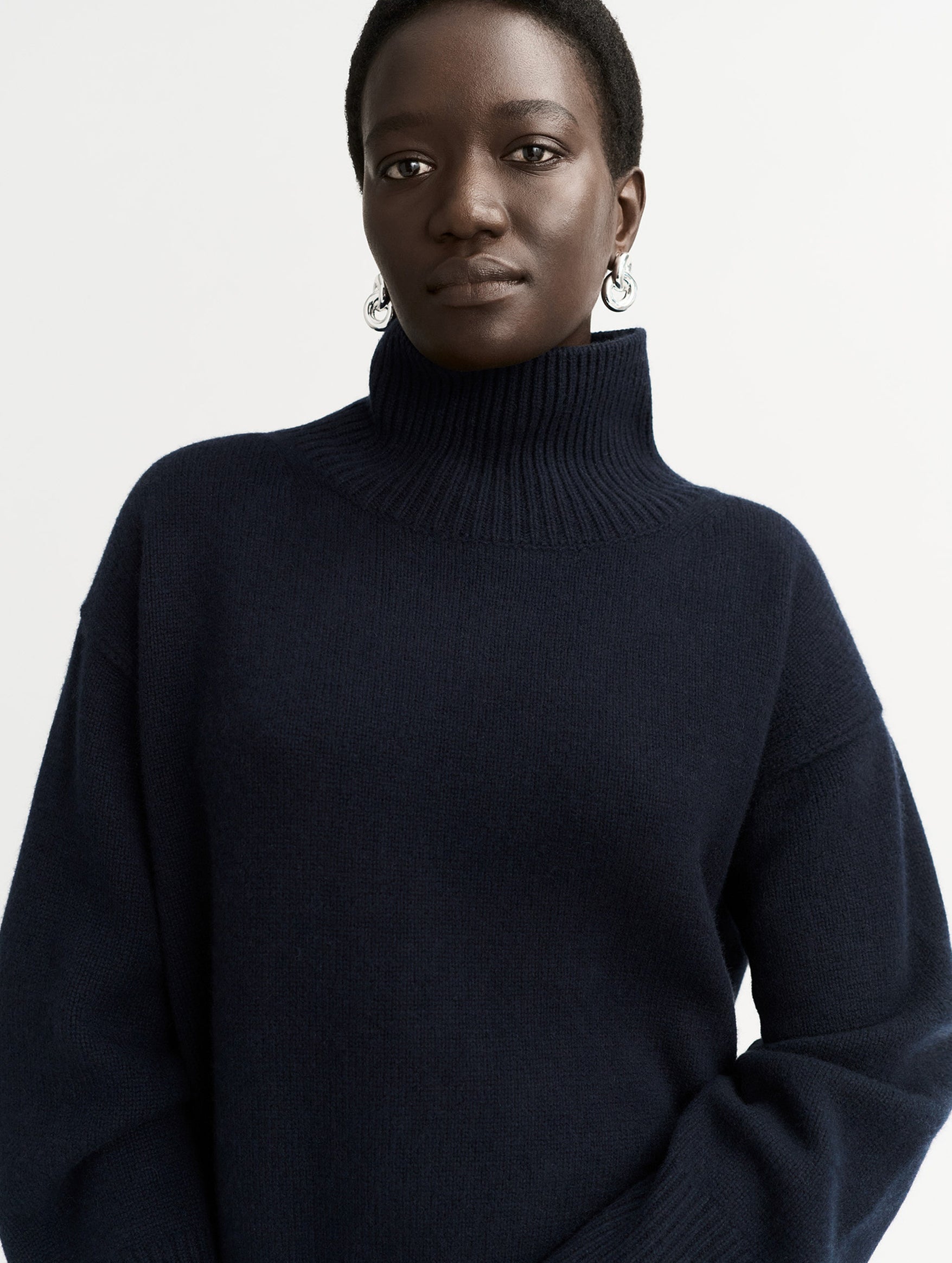 Boyfriend Cashmere Turtleneck in Navy