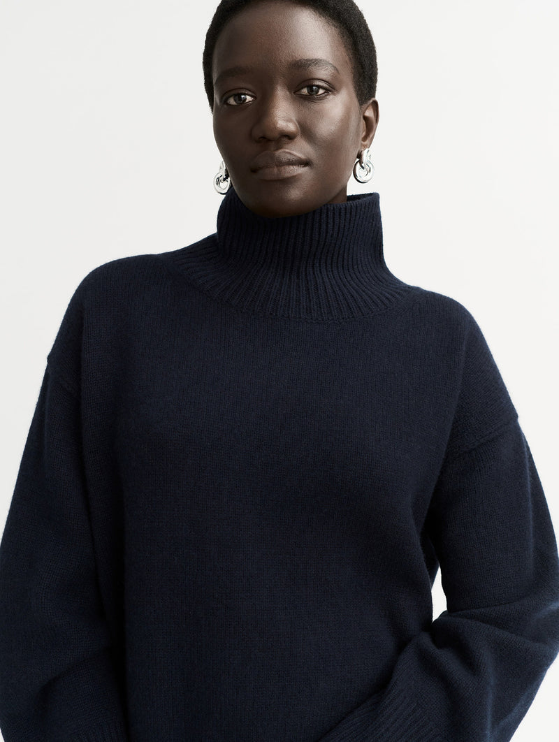 Boyfriend Cashmere Turtleneck in Navy