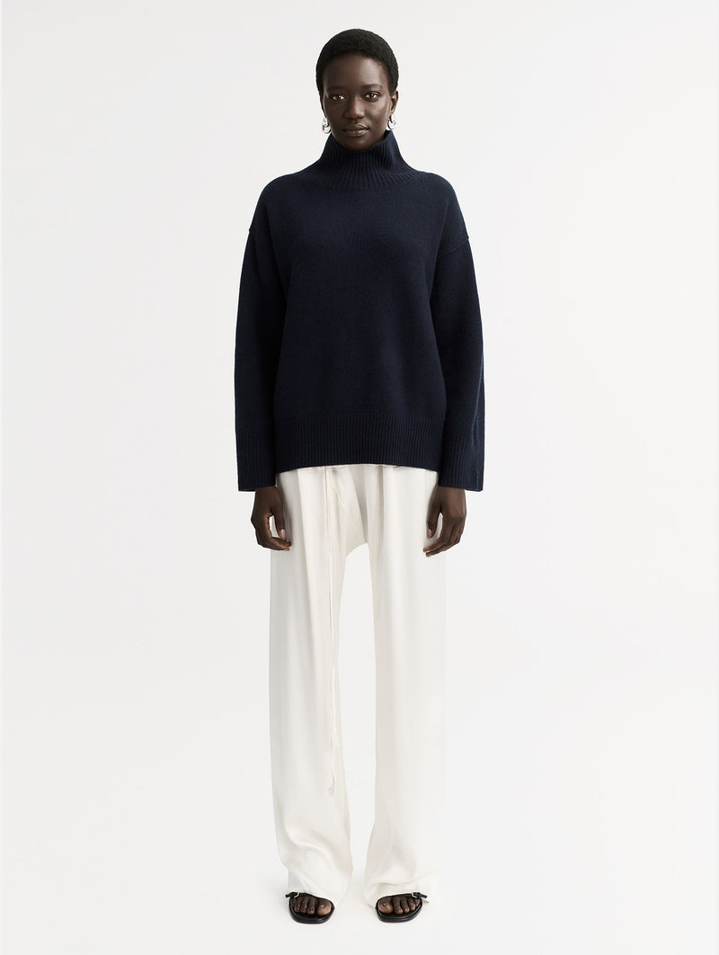 Boyfriend Cashmere Turtleneck in Navy