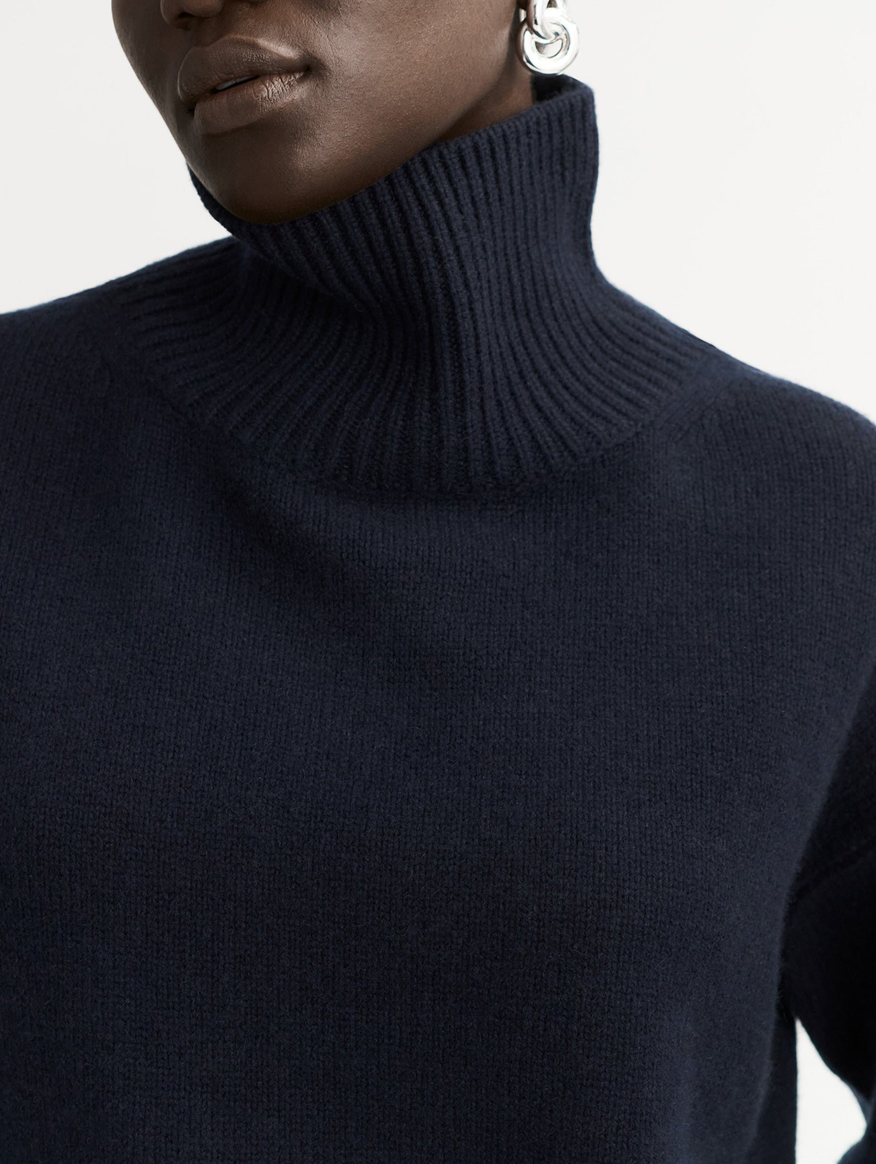 Boyfriend Cashmere Turtleneck in Navy