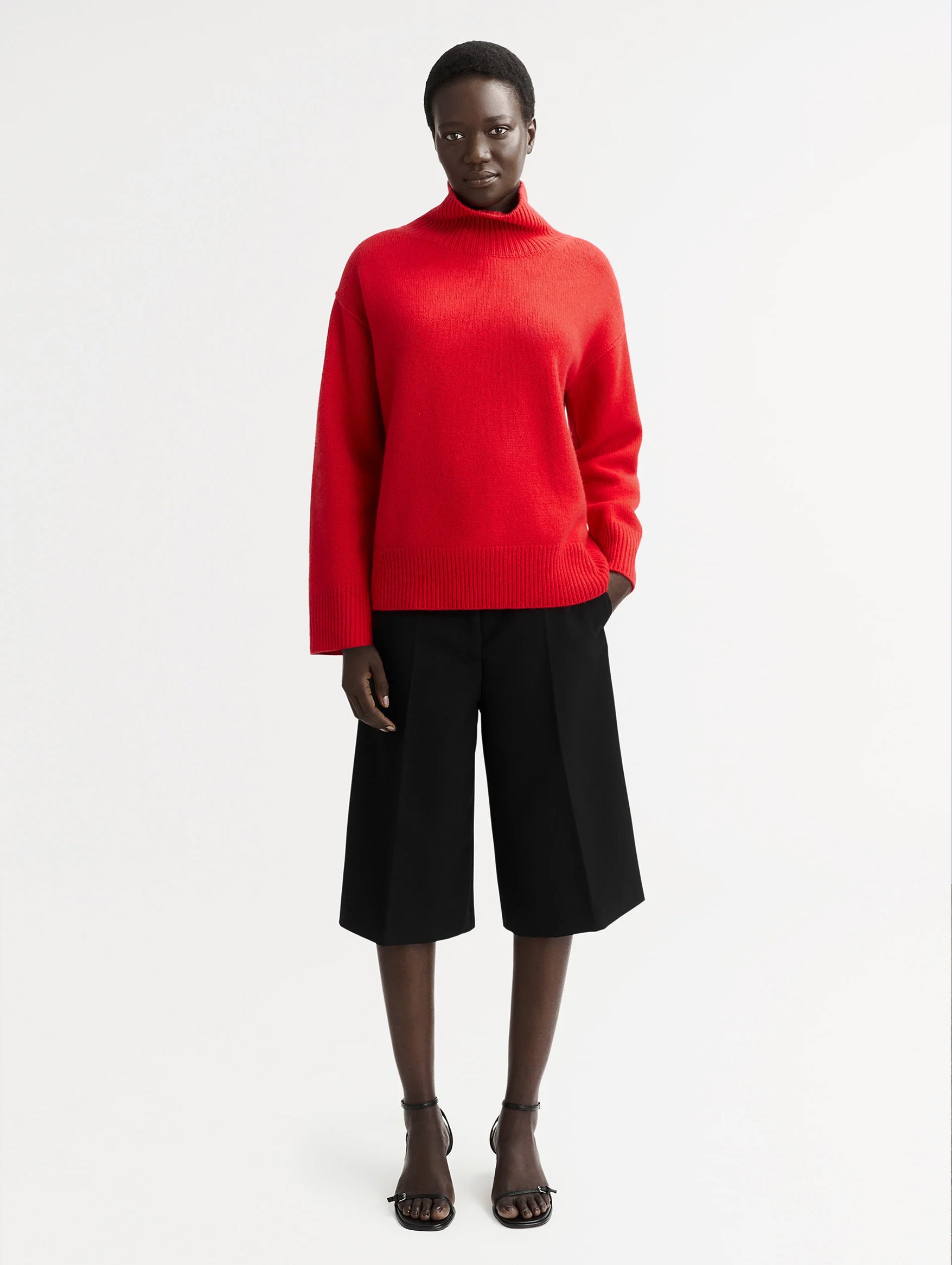 Boyfriend Cashmere Turtleneck in Rouge