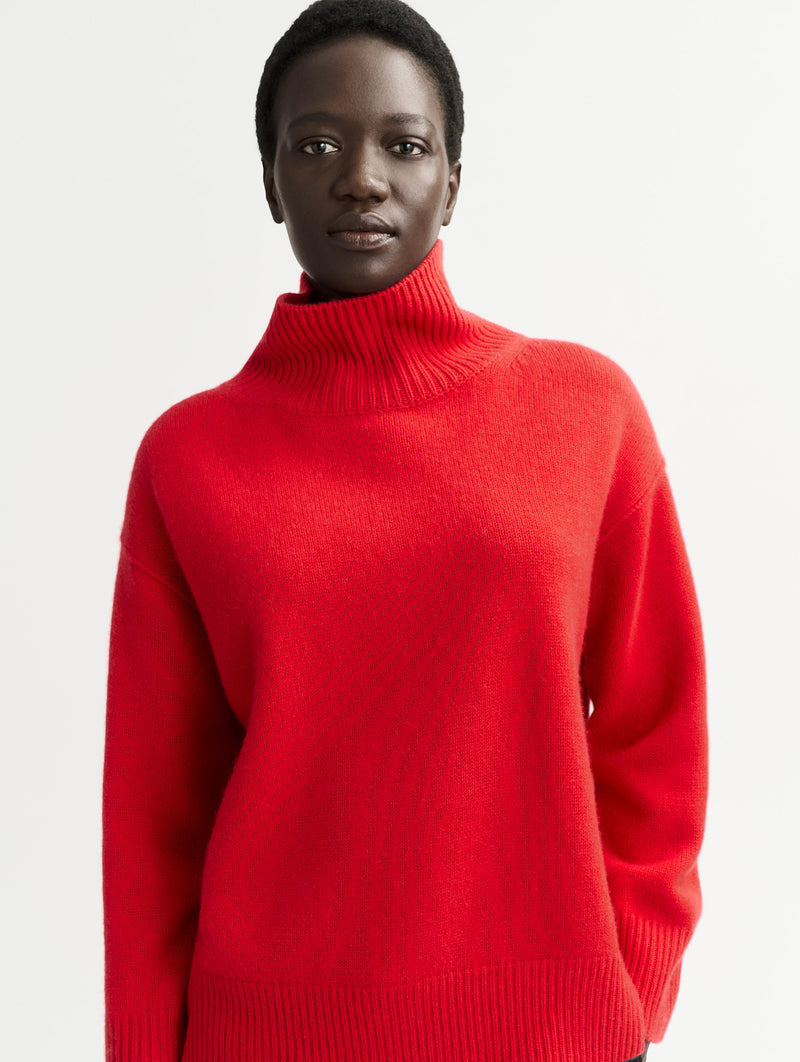 Boyfriend Cashmere Turtleneck in Rouge