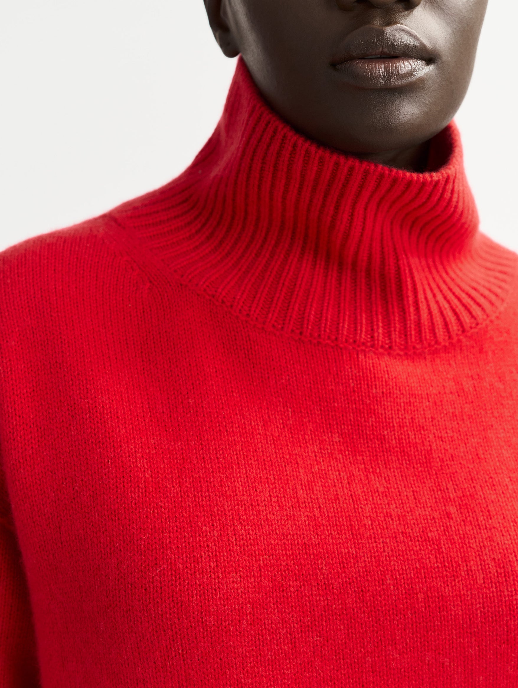 Boyfriend Cashmere Turtleneck in Rouge