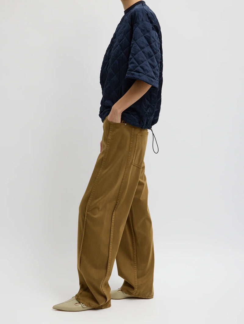 Garment Dyed Stretch Twill Regular Tuck Pant in Dark Tan