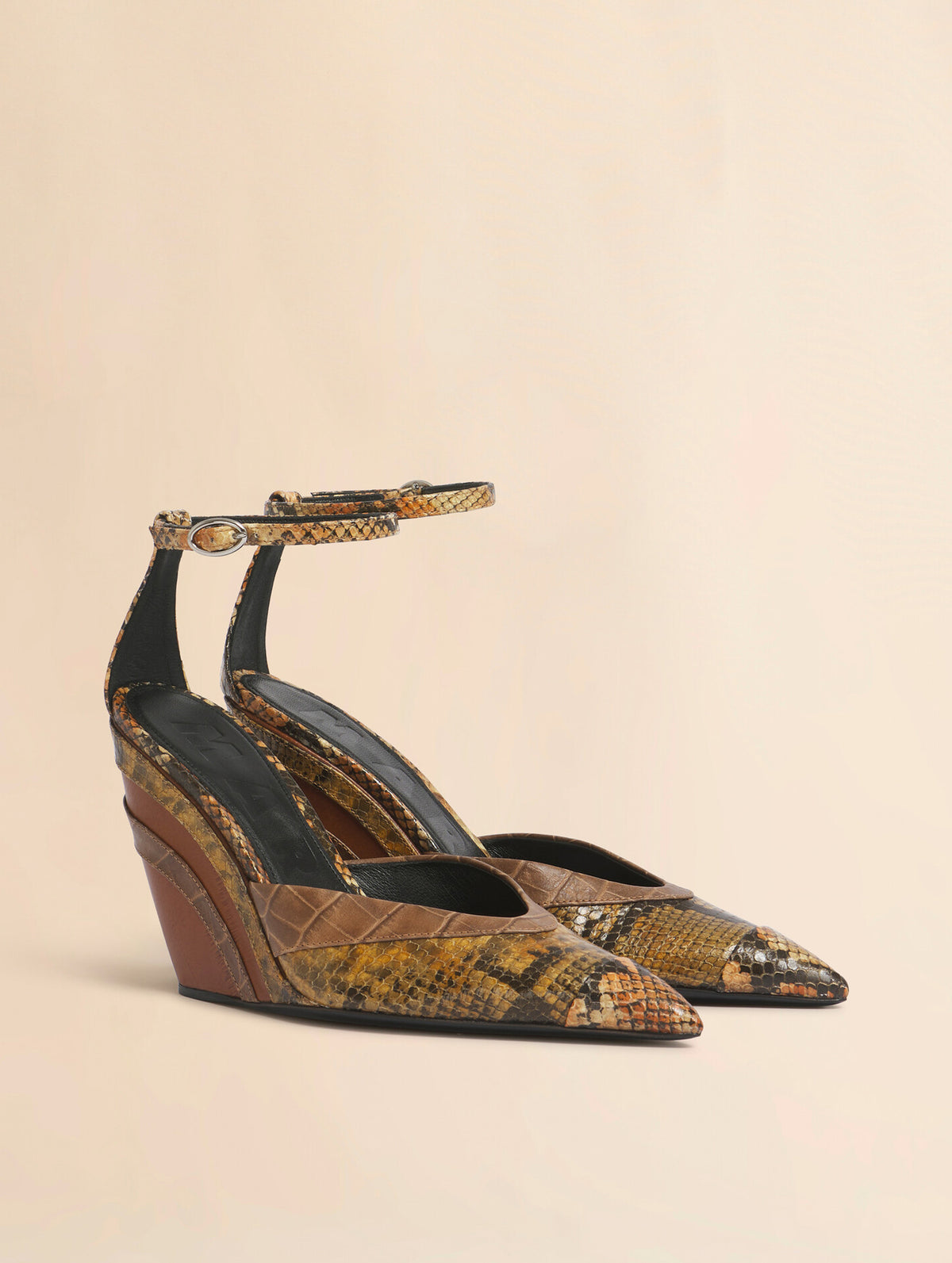 Pointed-toe Wedge in Brown